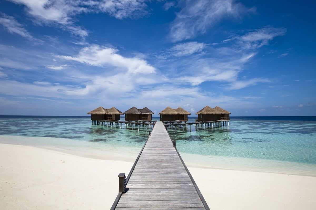 Verlaten strand en hutjes Fiji
