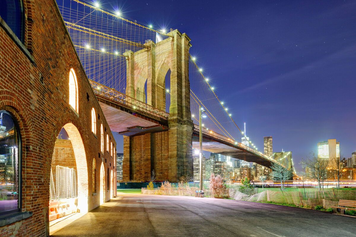 Uitzicht op de staanders van de Brooklyn Bridge