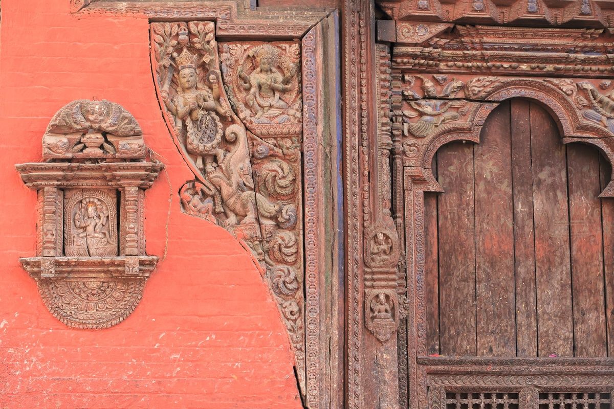 Deur van een oud huis in Patan, Nepal