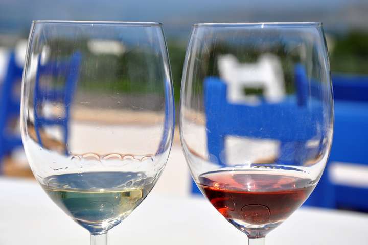 twee glazen Griekse wijn