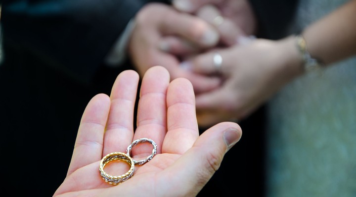 Ringen geven tijdens huwelijk