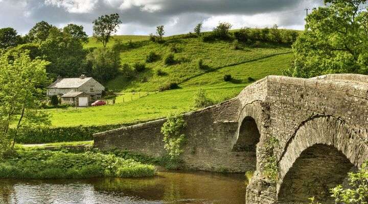 Brug over beekje in Engeland