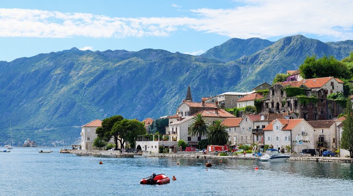 De stad Perast in de baai van Kotor, Montenegro