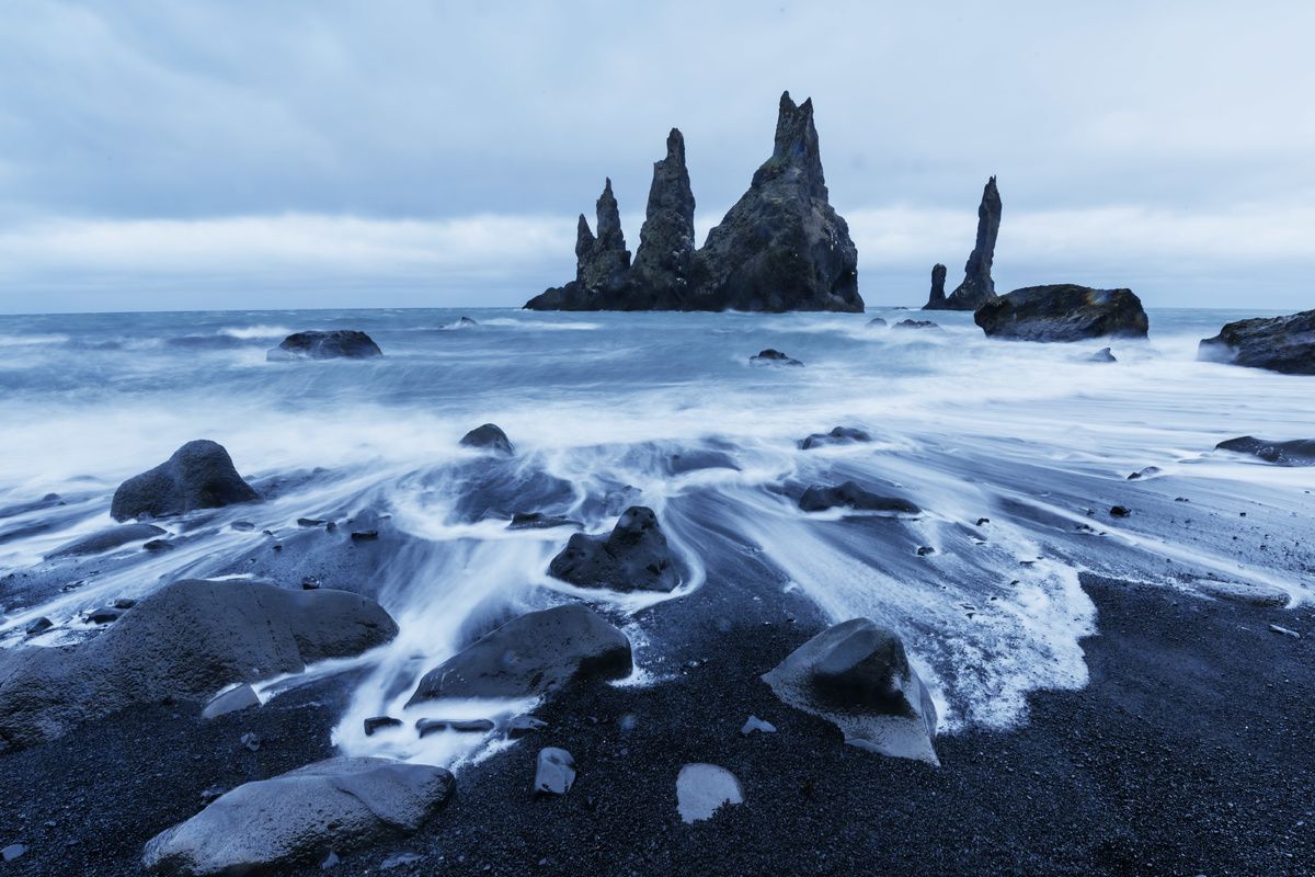 Reynisdrangar kliffen tijdens grijzig weer