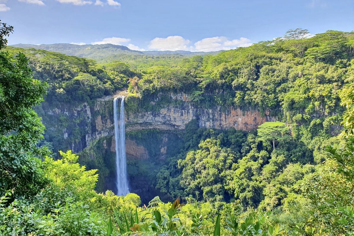 Uitzicht op de mooie waterval in Chamarel