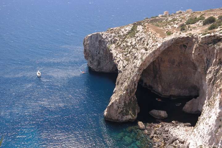 De bootjes bij de Blue Grotto