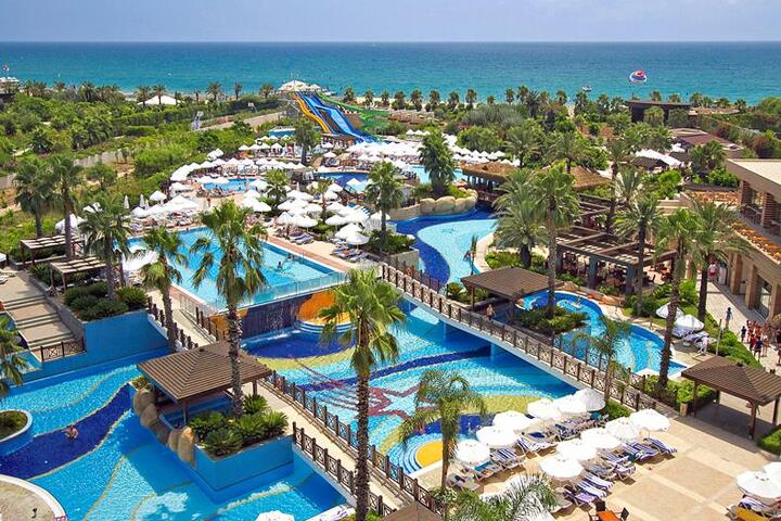 Het gigantische zwembad van Fame Residence