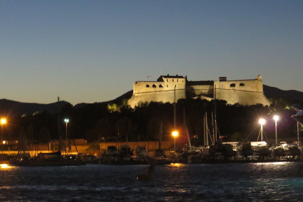 Het stadje Antibes in de avond