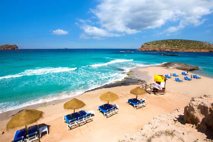 Ligbedden op het strand van Cala Conta