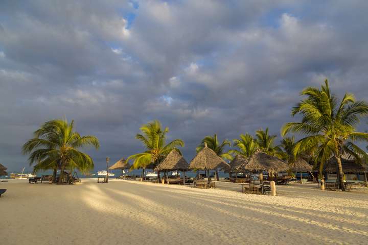 Donkere wolken boven Kendwa Zanzibar