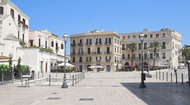 Ferrarese Square, Bari, Itali