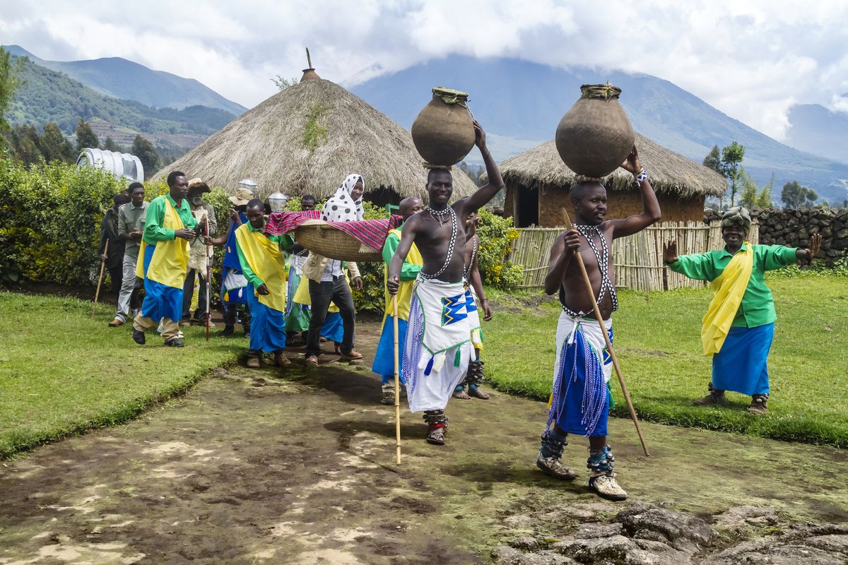 Bevolking van Rwanda gaat een Intore dans opvoeren
