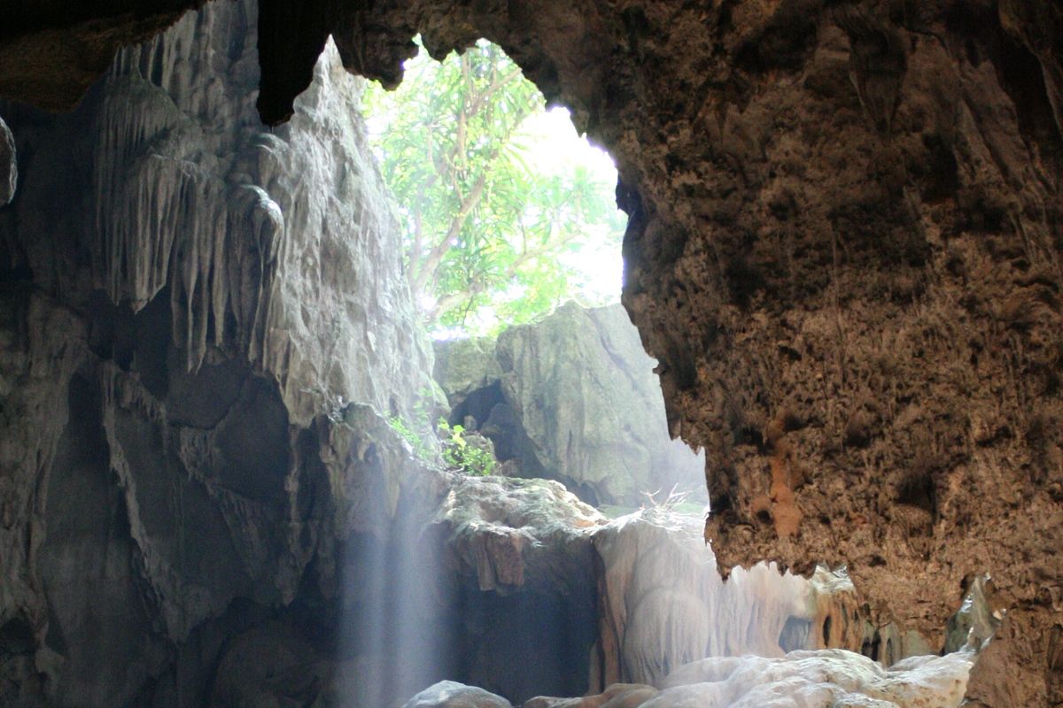 Mooi lichtinval, grot in Laos