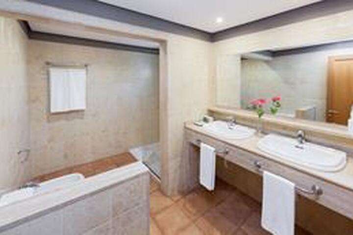 de badkamer van 'bungalow'