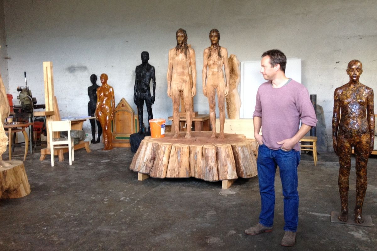 Kunstenaar Aron Demetz 