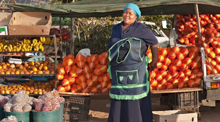 Dame verkoopt fruit op markt in Botswana