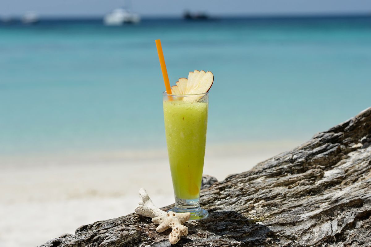 Lekkere cocktail op het strand