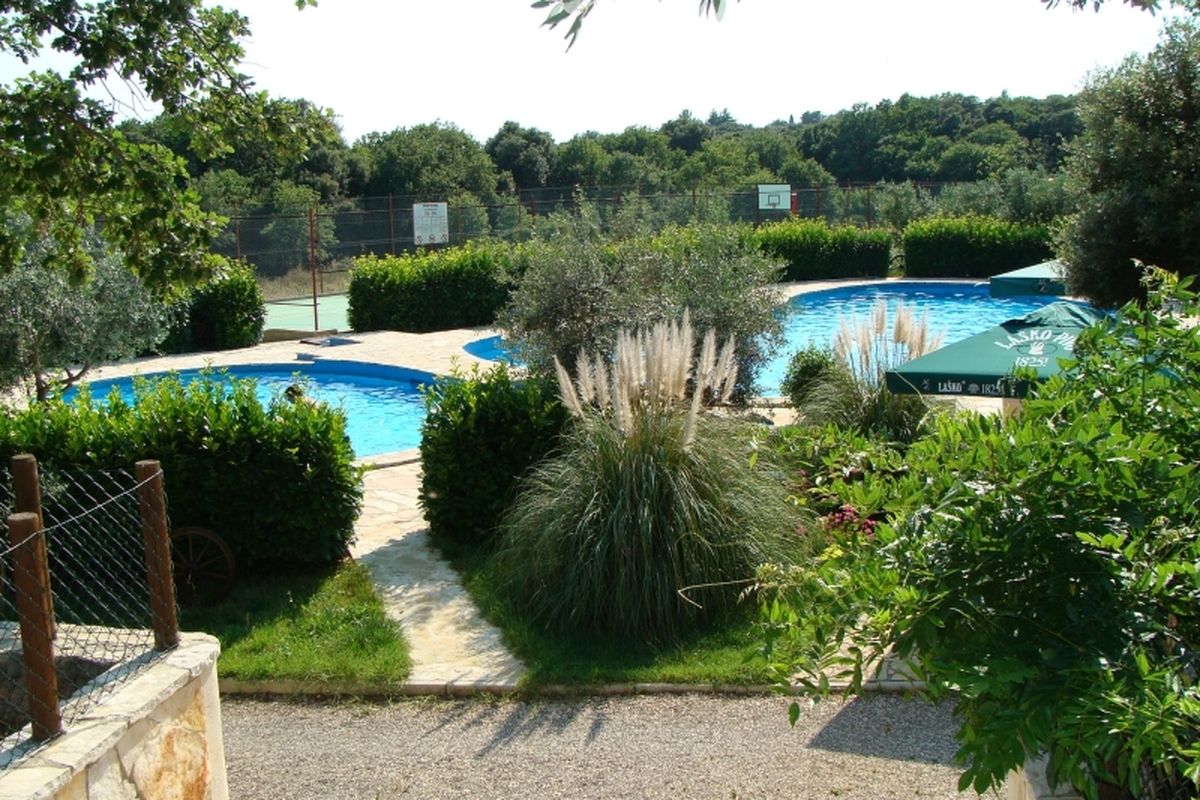 De camping beschikt over zwembaden