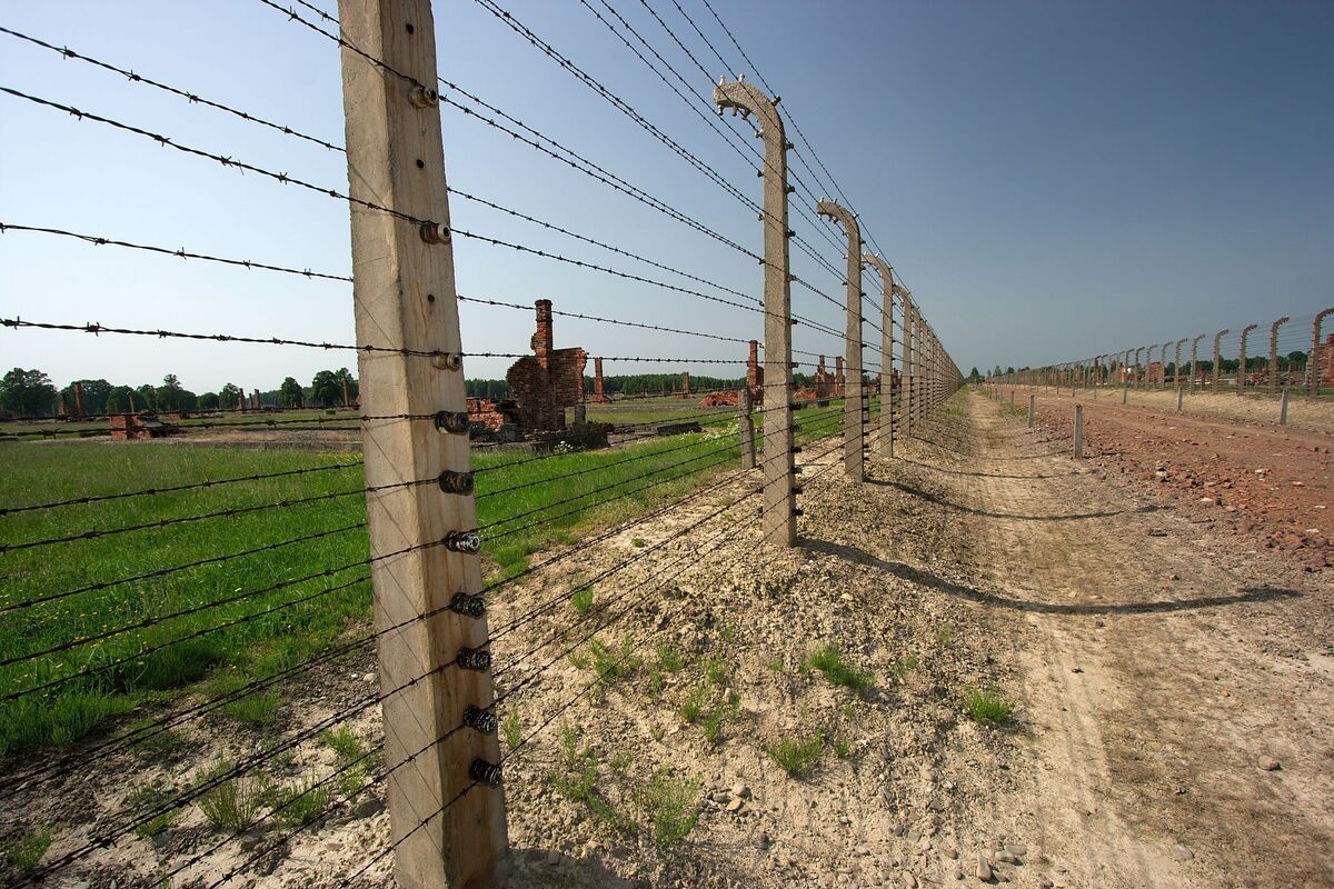 Omheining van prikkeldraad in Auschwitz, Polen