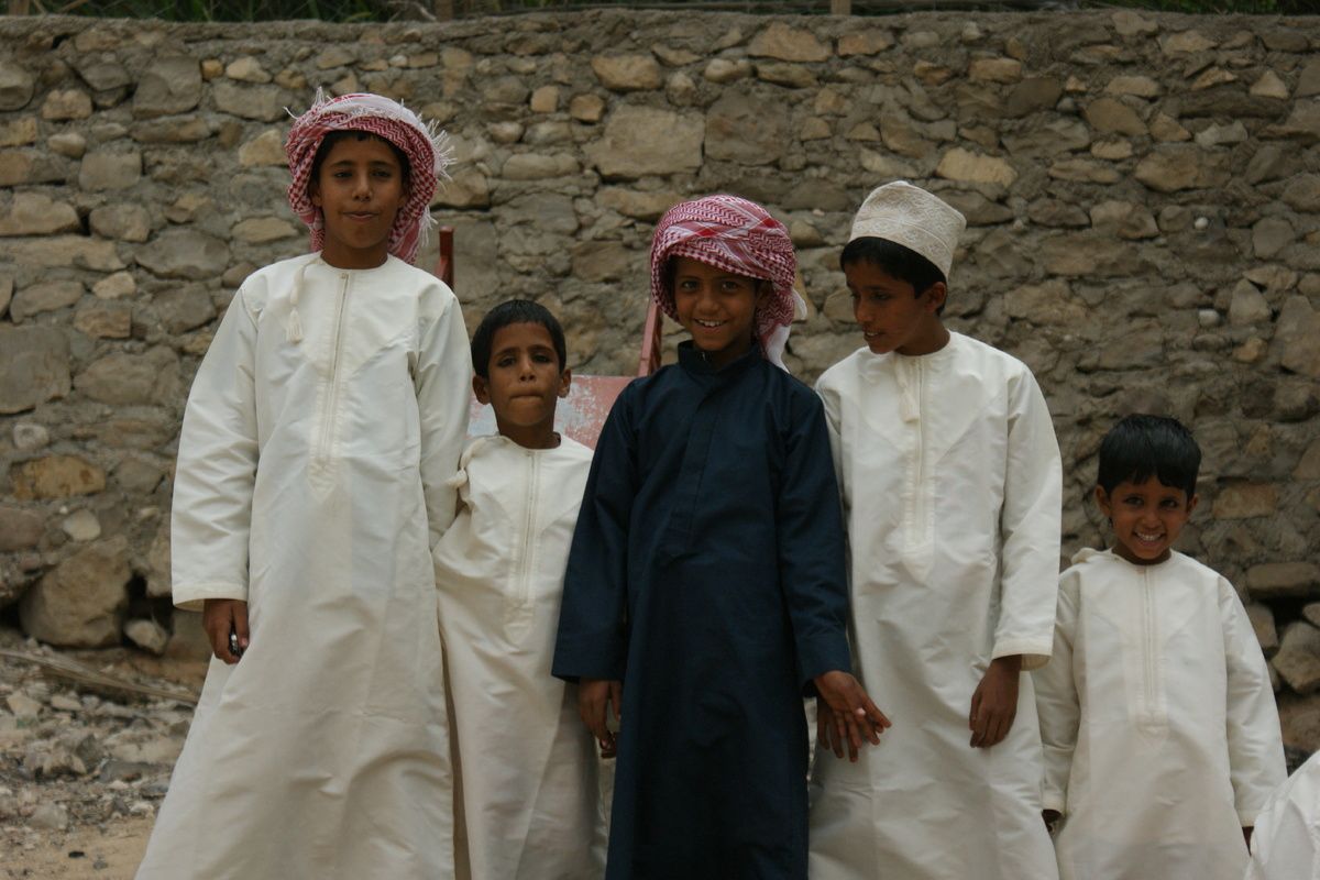 Jongetjes Oman lokale bevolking