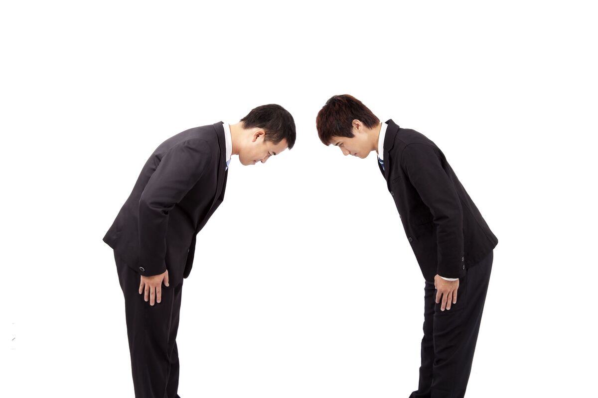 Twee zakenmannen begroeten elkaar