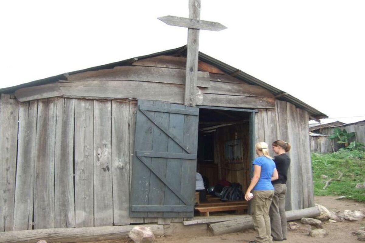 Houten huisjes in Uganda