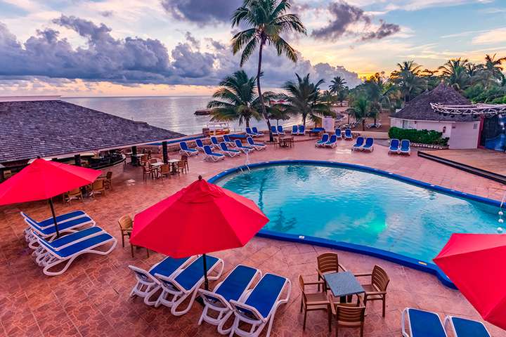 Zwembad met zonneterras