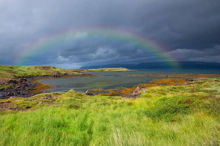Donkere lucht met regenboog