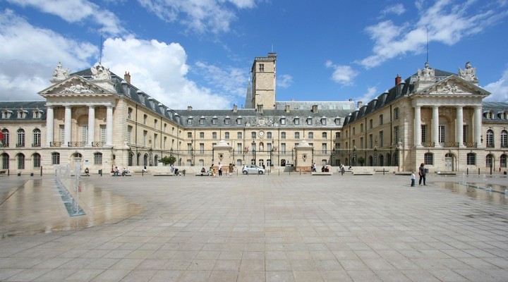 Paleis en Vrijheidsplein in Dijon