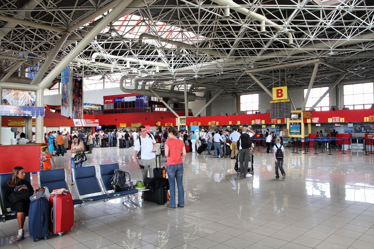 Passagiers op het vliegveld in Havana