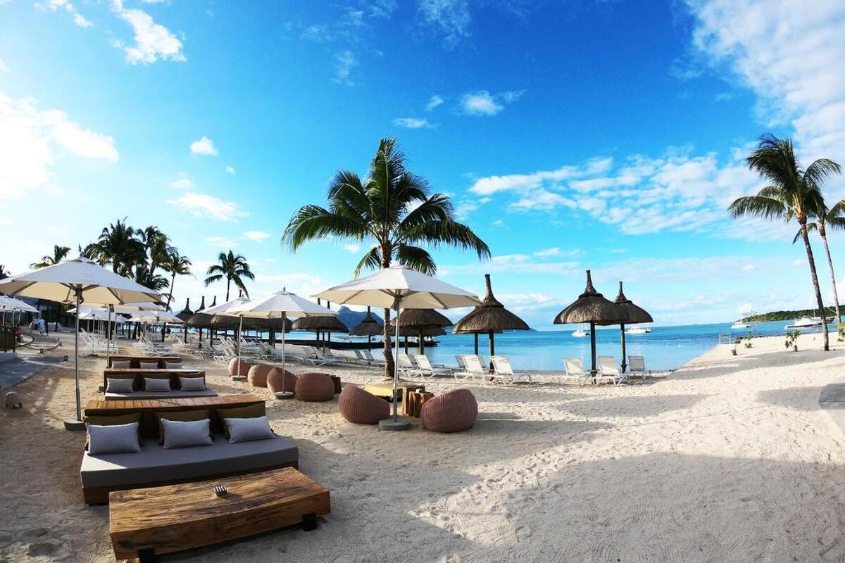 Het strand met gezellige zitplekken en ligbedden