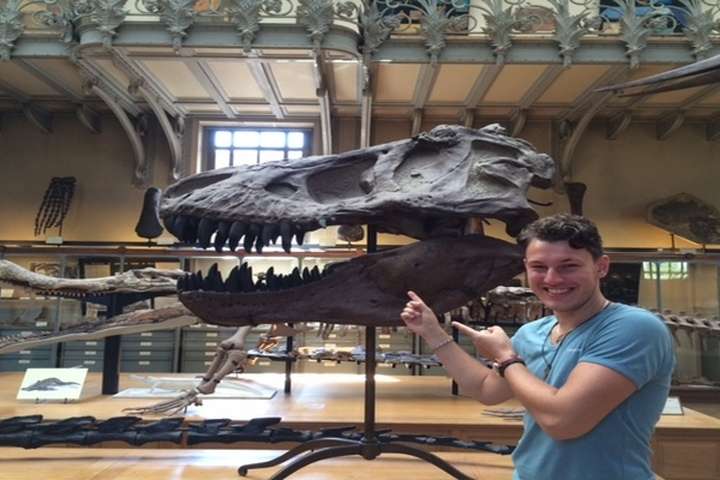 Met de schedel van een Tyrannosaurus-Rex