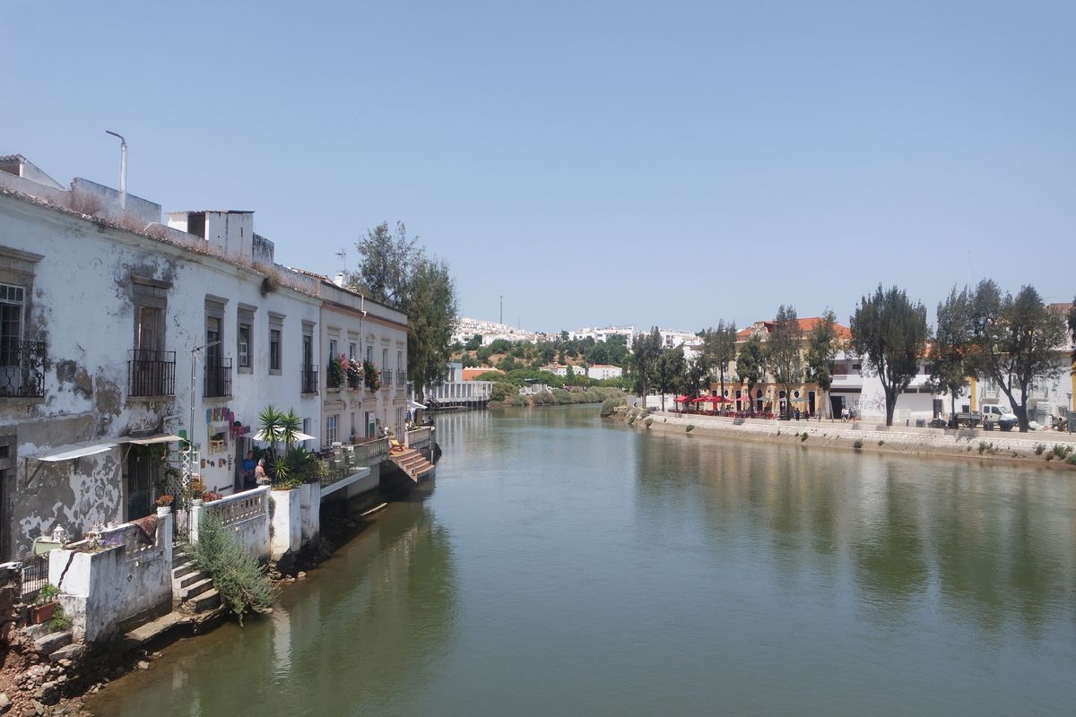 Door Tavira loopt de Gil&atilde;o rivier