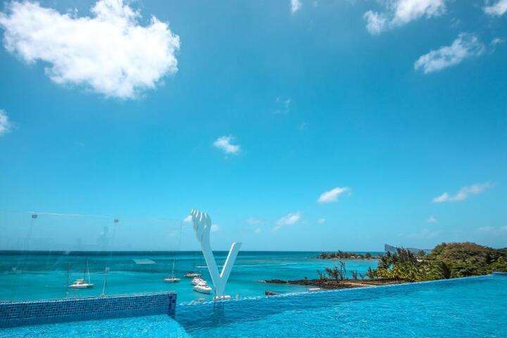 De rooftop pool met uitzicht op zee