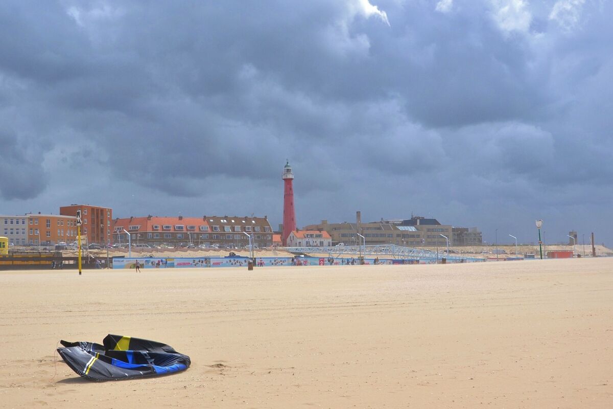 Strand Scheveningen met vuurtoren