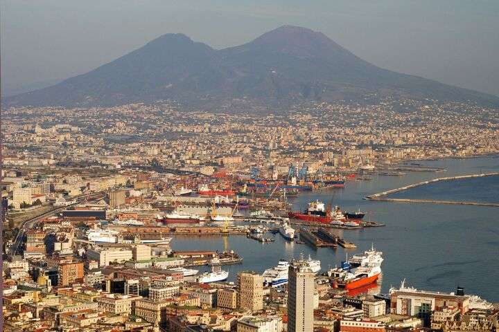 Luchtfoto van Napels met de Vesuvius