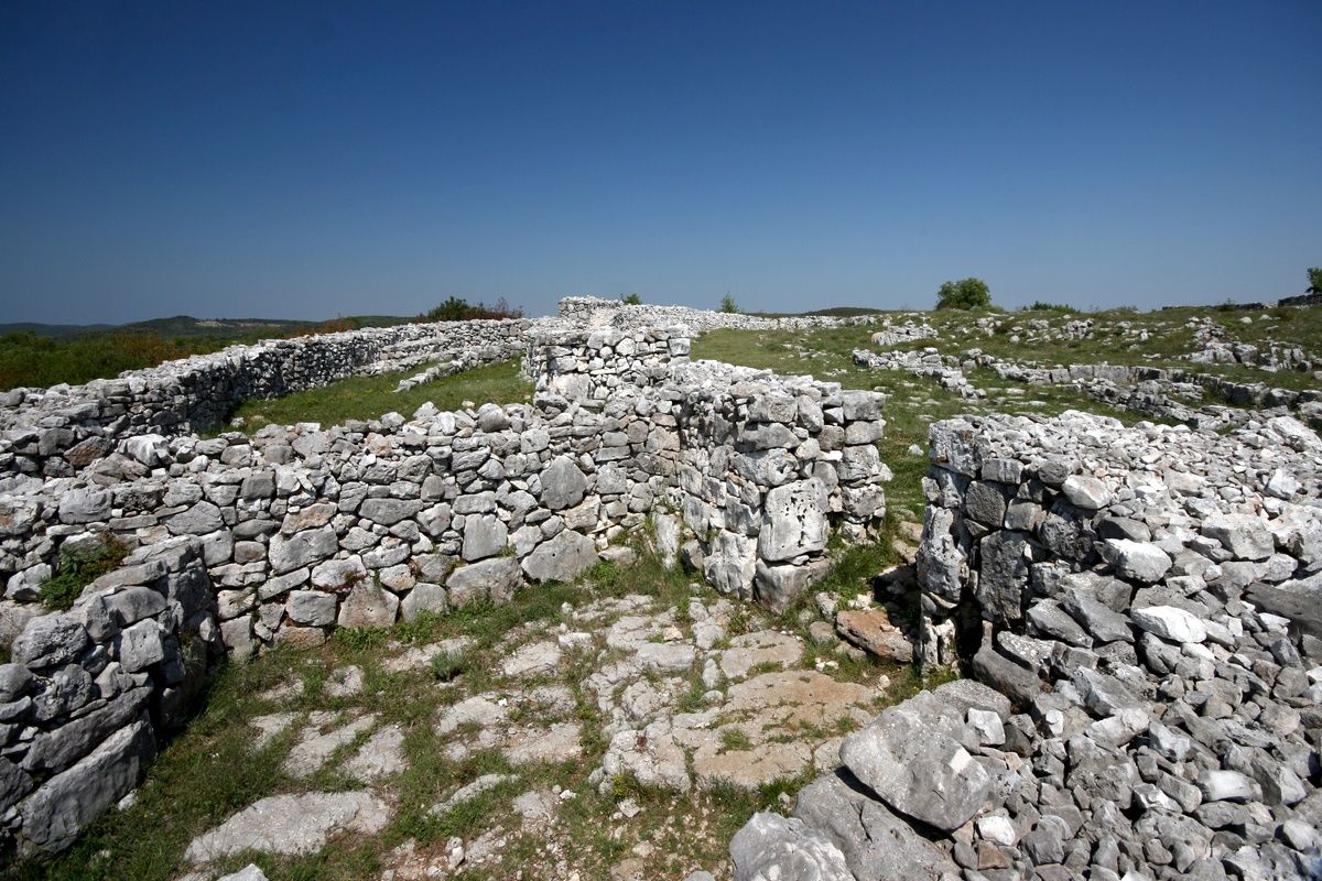 De ingang van Monkodonja