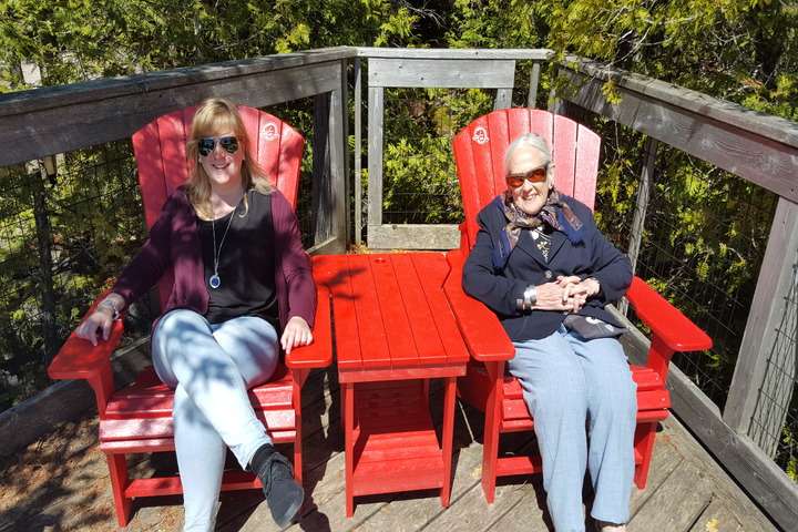 Met oma op het balkon