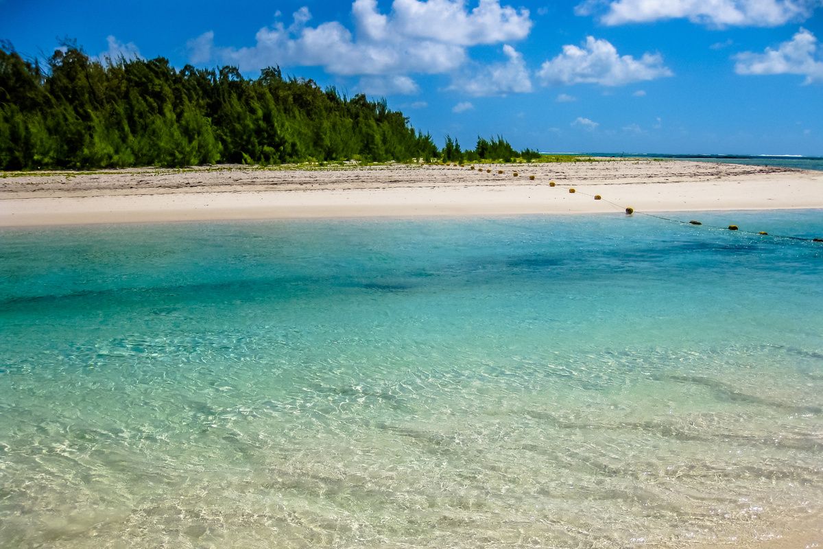 Het kristalhelder water van Ile aux Cerfs