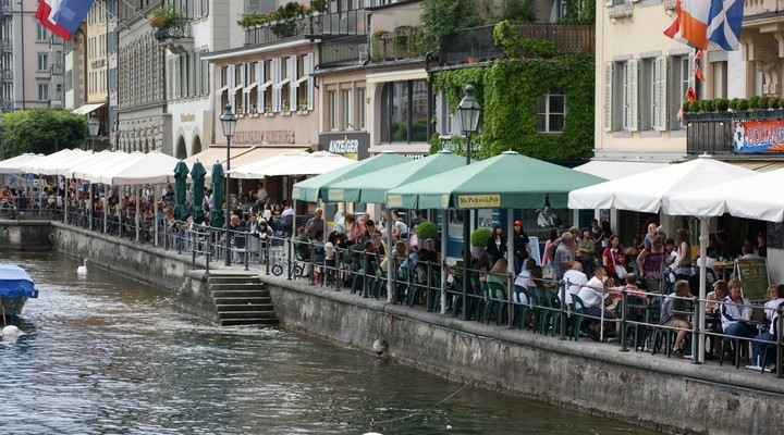 Restaurantjes aan de kade van Luzern