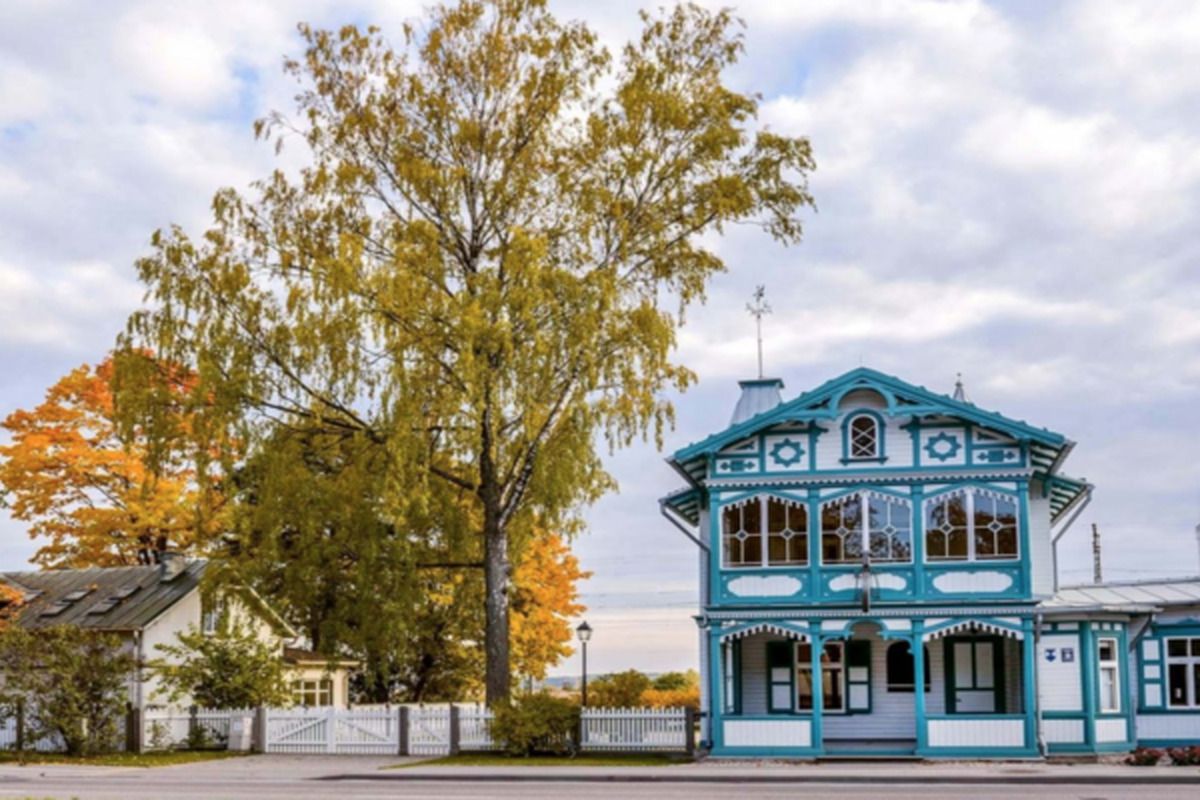 de houten huizen van de badplaats Jurmala