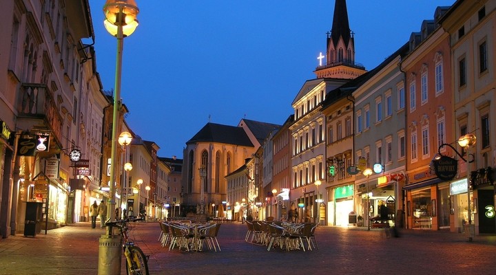 Centrum Villach in de avond, Oostenrijk