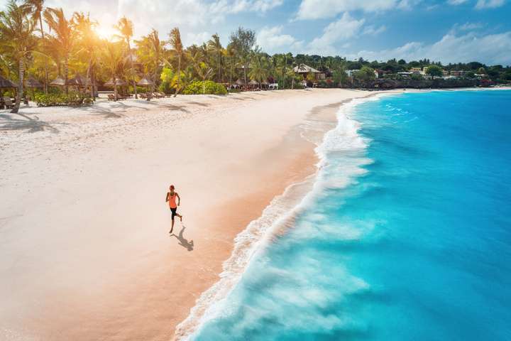 Tropisch strand op Zanzibar