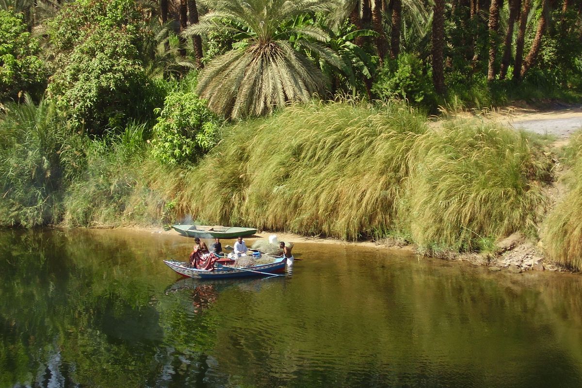 Een bootje op de rivier de Nijl