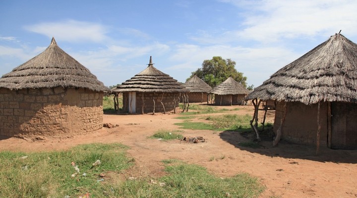Huisjes in een village in Uganda