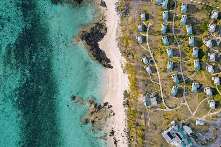 Gelegen aan een parelwit strand