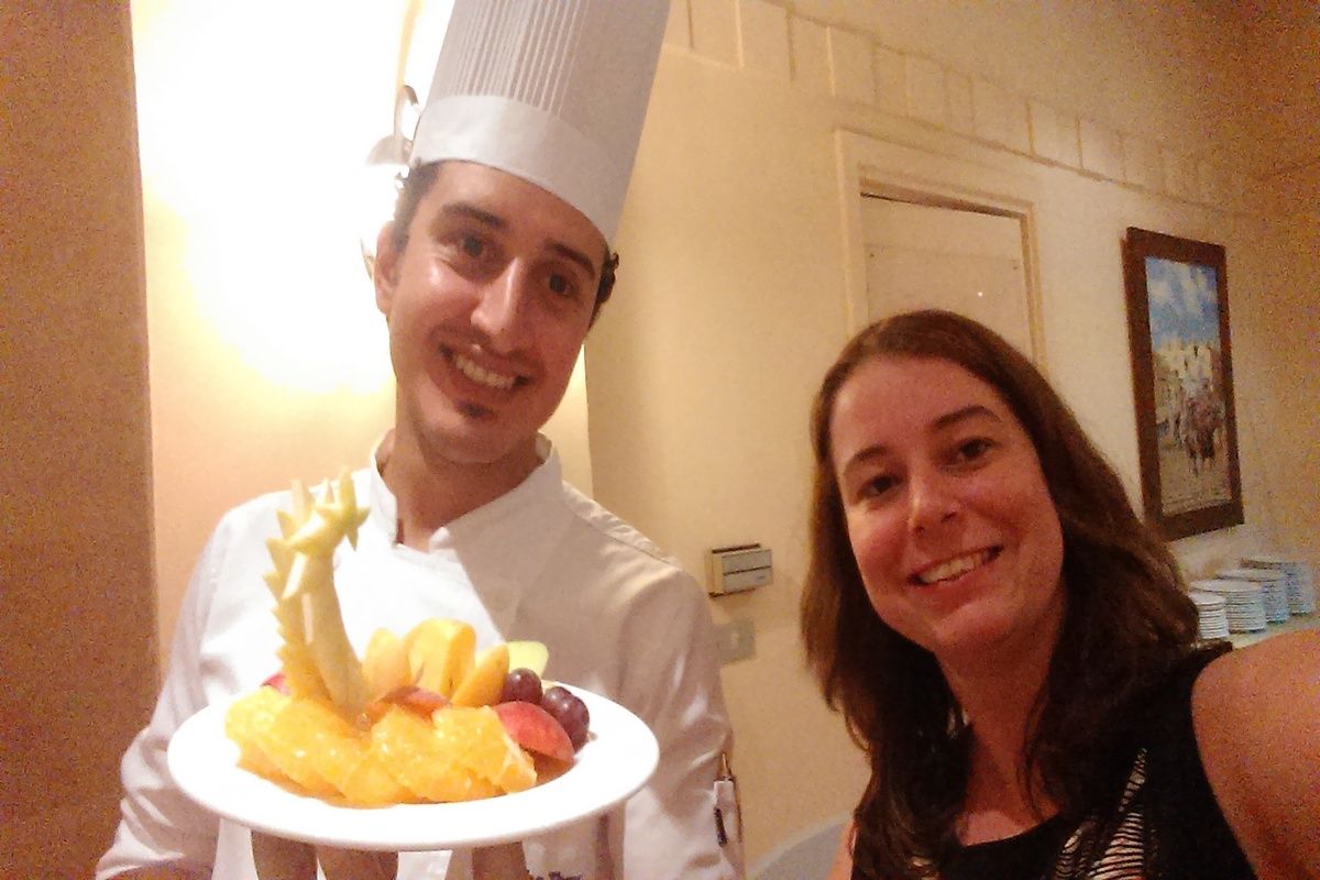 Een selfie met een van obers van het hotel