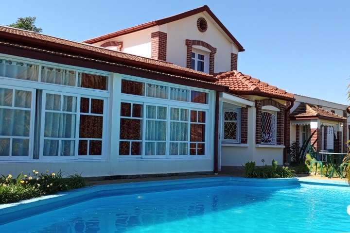 Na een lange dag biedt het zwembad de perfecte plek om heerlijk te ontspannen