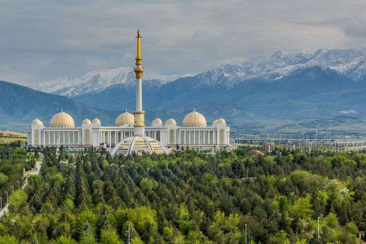 Onafhankelijkheidsmonument in de hoofdstad Asjchabad, Turkmenistan