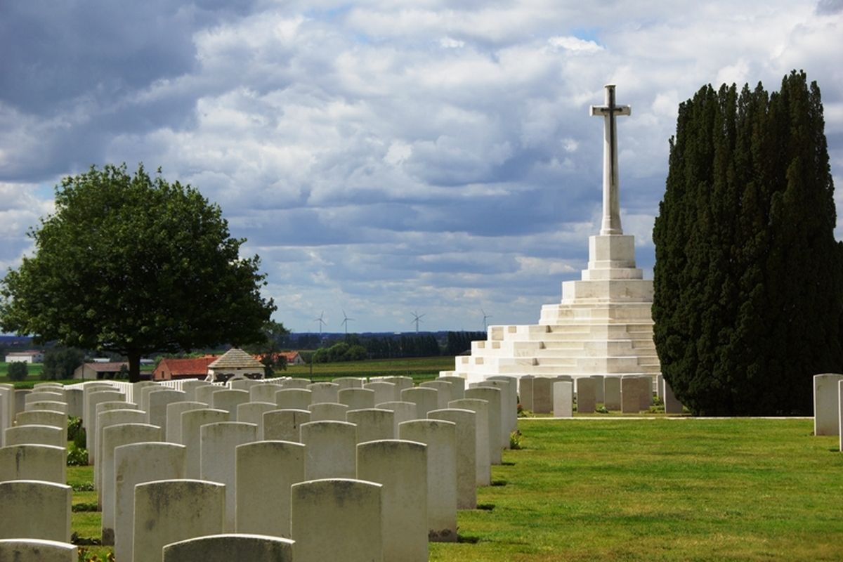 Het centraal gelegen kruis op de Tyne Cot Cemetery